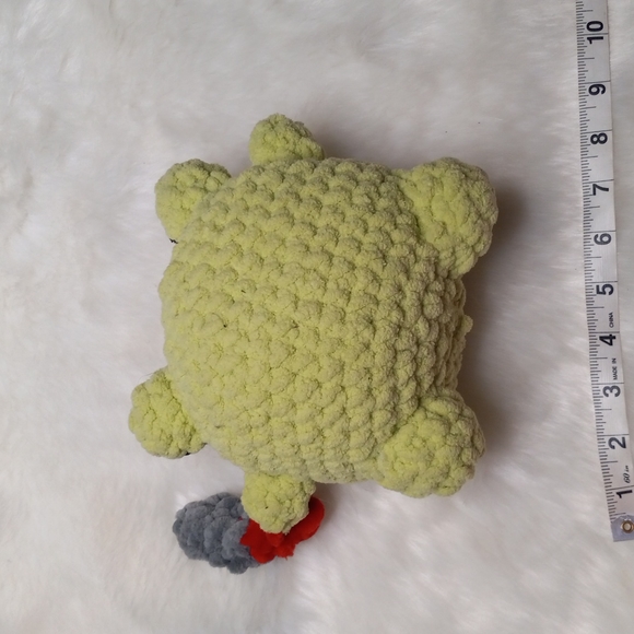 🆕 Handmade Crochet Lime Coloured Frog Holding a Knife - Picture 6 of 6